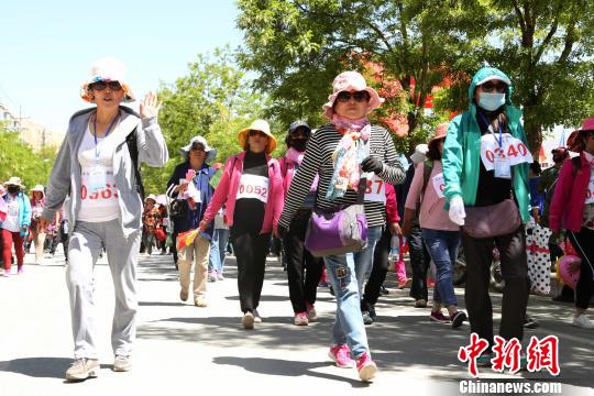 5月19日，2017年“中国旅游日”青海省分会场在该省黄南藏族自治州尖扎县启动。图为徒步爱好者踏上当日徒步之旅。　罗云鹏 摄