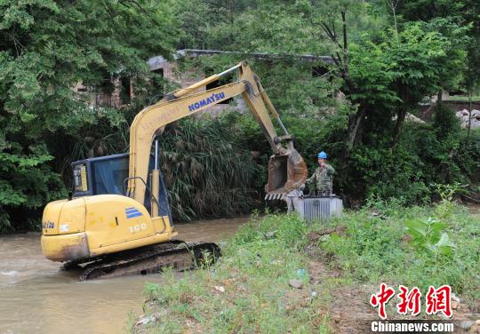 图为在长汀县南山镇抢修现场，钩机帮忙调运电压器。　袁鸿梅 摄