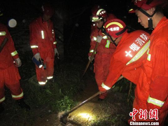 消防官兵挖沟排水 邹方毅 摄