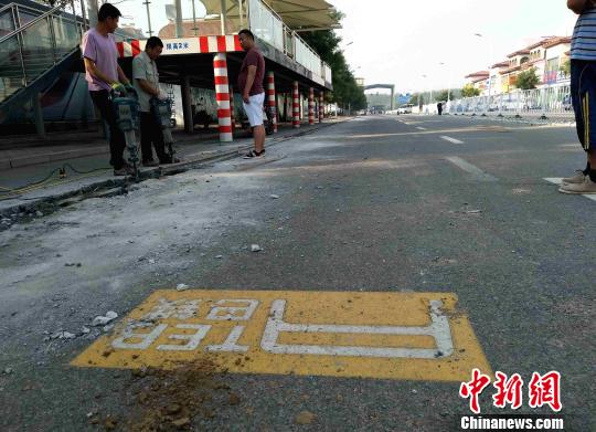 图为“巴铁试验线”道路一侧轨道被刨开。　王天译 摄