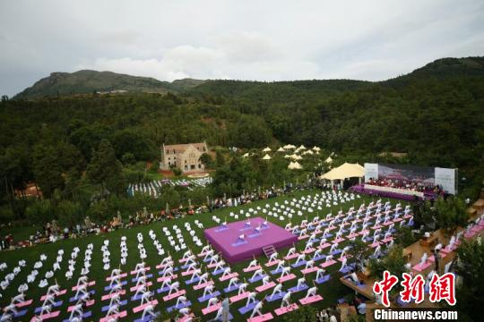 图为昆明·中印瑜伽节开幕现场，千人同练瑜伽和太极 李进红 摄