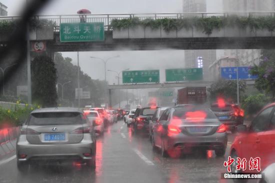 资料图:6月13日上午,受台风“苗柏”影响,深圳市气象台将暴雨黄色预警升级为橙色。陈文 摄 资料图:6月13日上午,受台风“苗柏”影响,深圳市气象台将暴雨黄色预警升级为橙色。陈文 摄