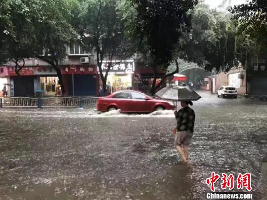 暴雨使市民出行不便。　钟欣 摄