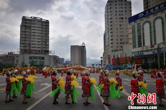 民众参加盘州市成立庆祝活动。　唐福敬 摄