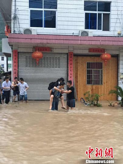 黄沙腰镇暴雨袭击，转移民众 遂昌宣传部提供