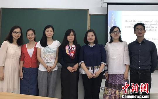 青年学者陆璐(左四)与南开大学师生交流。　马超 摄