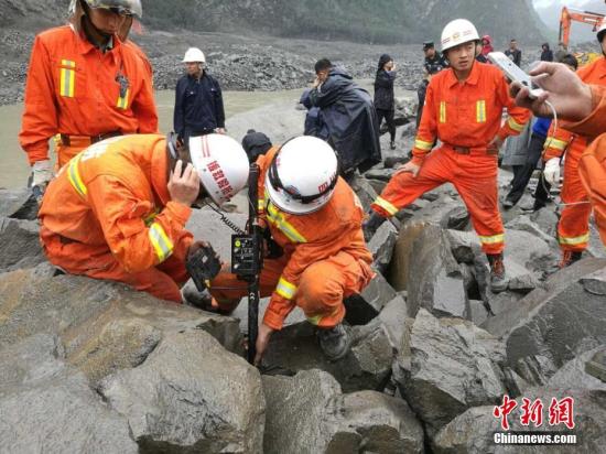 图为救援人员使用生命探测设备救援。 钟欣 摄