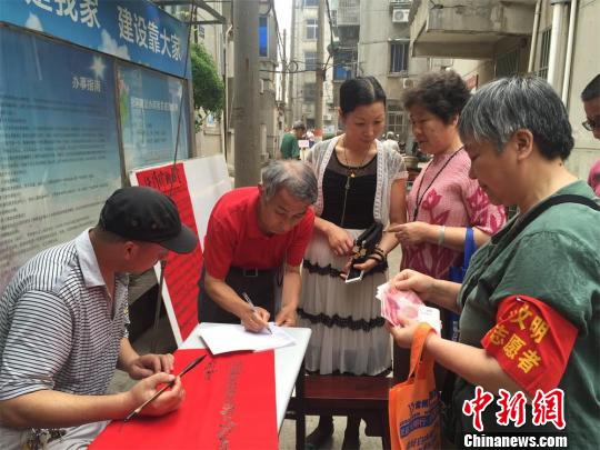 “许巧珍助困金”捐款台人头攒动。　谈晓轶 摄