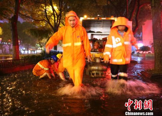 图为：救援人员在现场处置。　何蒋勇 摄