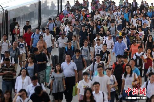 8月31日，大批旅客乘坐高铁抵达南京火车站。当日，为期62天的暑运结束。据中国铁路总公司发布的信息显示，暑运收尾阶段，全国铁路客流持续高位运行。8月27日，在学生客流的大力拉动下，加上周末效应凸显，全国铁路发送旅客1057.6万人次，创历年暑运单日客流新纪录。 记者 泱波 摄