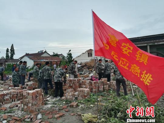 东台受灾地区抢险救灾工作正在紧张有序地开展。　谷华 摄