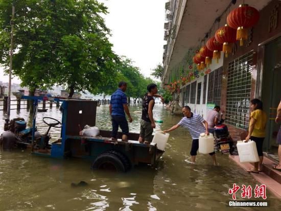 7月3日，受强降雨带移动影响，西江上游广西柳江、桂江等沿岸普降大到暴雨、局部大暴雨。 记者 韦石明 摄