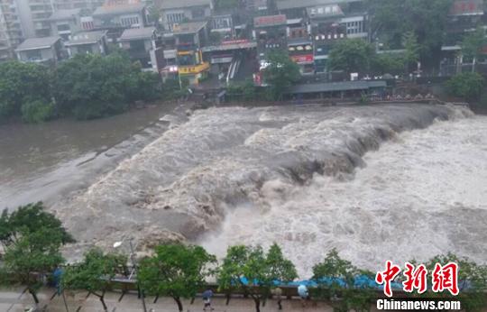 强降雨致河水猛涨。看度自贡 供图