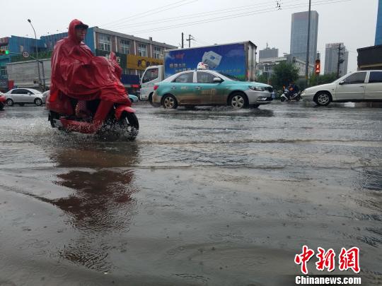 由于雨势过大,济南市区地势低洼的地段出现大面积积水。 秋歌 摄 由于雨势过大,济南市区地势低洼的地段出现大面积积水。 秋歌 摄