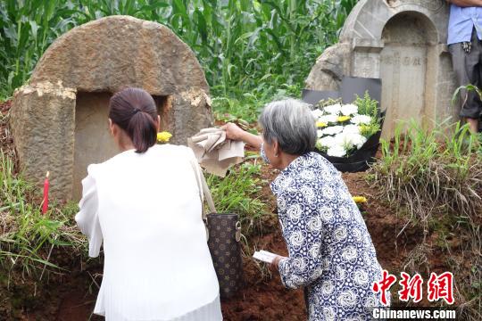 图为郑发平后人祭拜先烈。　刘健 摄