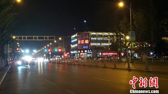 如今的定州市区环境整洁，道路通畅。图为灯光璀璨的定州街头夜景。　于俊亮 摄